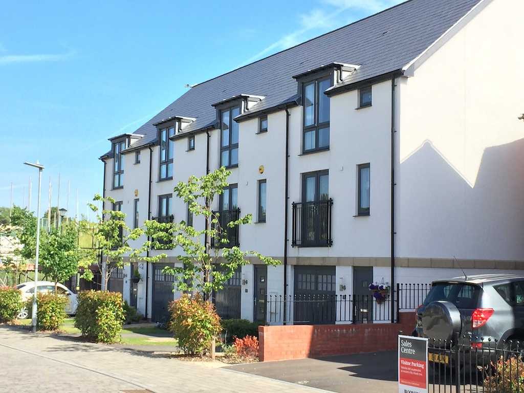 picture of aluminium windows in new build houses showing uniform coverage in powder coating